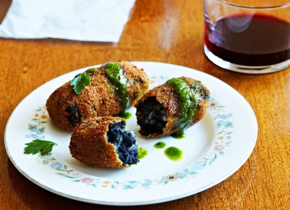 Croquetas de calamar con salsa verde