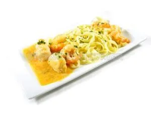 Tagliatelles en salsa de marisco con rape y langostinos